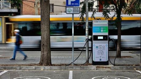 Badalona despliega una red de 200 puntos de recarga de coches eléctricos