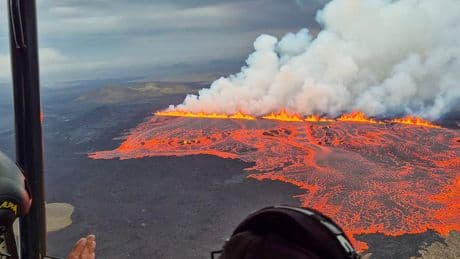 Iceland volcano eruption live: Huge wall of fire expands to the north as gas cloud heads towards airport