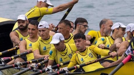 Hondarribia se amolda mejor que Hibaika a las olas y logra la salvación