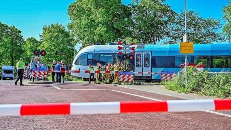 Jongen op step na botsing met trein in het Friese Buitenpost zwaargewond naar ziekenhuis