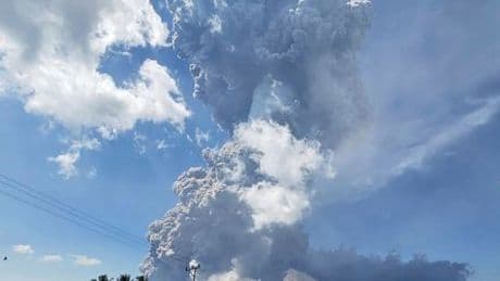 Indonesien: Vulkan Lewotobi Laki-Laki stößt 18 Kilometer hohe Aschesäule aus