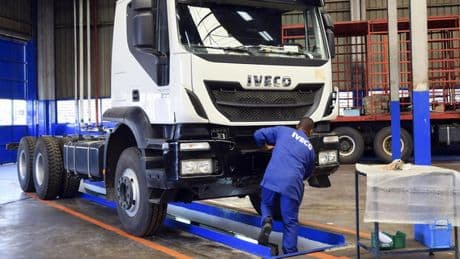 Exor potrebbe cedere Iveco, rumors su interesse di Tata. Urso: «Convocherò i sindacati nei prossimi giorni per confronto»