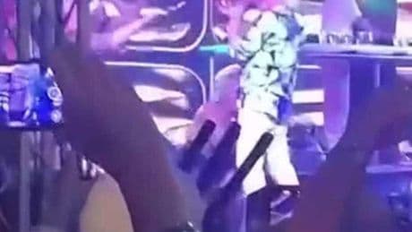 Polémica en Francia por una aparente felación de una espectadora a un conocido cantante en pleno concierto