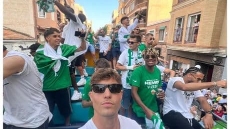 ¡Esta vez sí! El Elche celebra el ascenso a lo grande por la ciudad