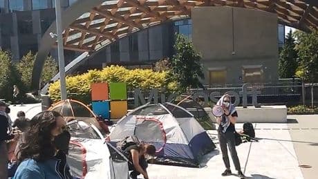 Microsoft, İsrail işbirliğini protesto eden iki çalışanını işten çıkardı