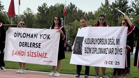 ODTÜ'nün mezuniyet törenine pankartlar damga vurdu