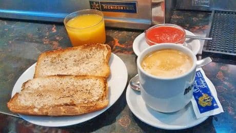 Por qué no debes tomar nunca el café con el estómago vacío: el aviso de los nutricionistas