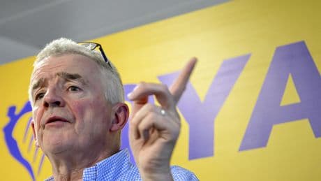 Ryanair se hace más líder en España en plena pugna con Aena y anticipa más recortes
