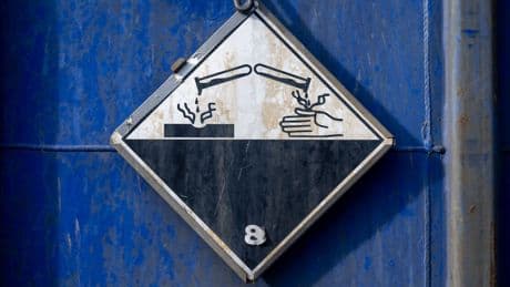Unfall mit Gefahrgut: Chemikalien geladen - Autobahn nach Lkw-Unfall gesperrt