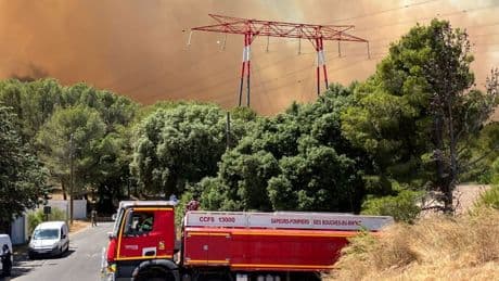 Violent incendie à Marseille : des habitants évacués ou confinés, l’aéroport et l’A55 fermés, la circulation des trains interrompue