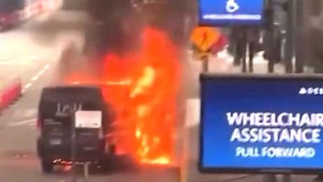Chaos op vliegveld: bus staat in lichterlaaie bij vliegveld