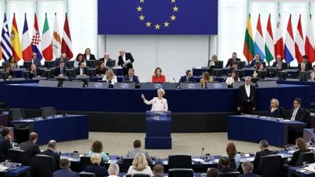 Droits de douane: l'Union européenne "regrette vivement" les taxes de Donald Trump sur l'acier