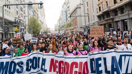 Menos renta y vivienda y cada vez más IVA: retrato del joven español, 'abandonado' por la economía y también la política