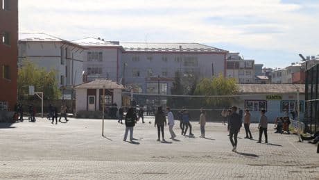 Çocuklara değil arabalara yer açılıyor