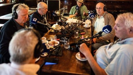 NH Radio Sportcafé  magistrale chaos: ’Frits, wil je eerst even je koekje opeten voordat je gaat praten?’