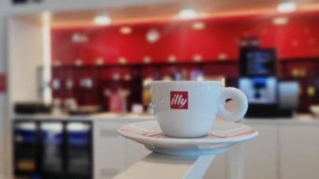 La excelencia del café italiano de illycaffè aterriza en Iberia: los detalles de su colaboración exclusiva