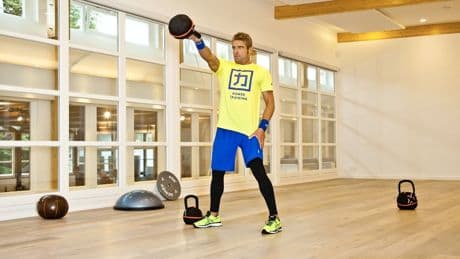 Fitness Zuhause: Kettlebell Workout: Was man über das Training mit Kugelhanteln wissen muss