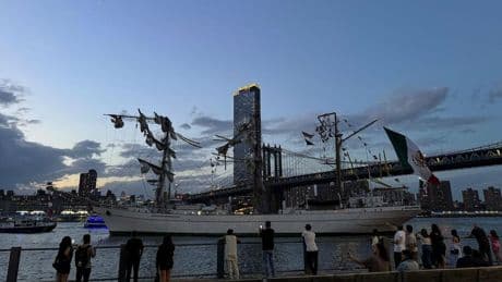 Unglück in New York: Schiff kollidiert mit Brooklyn Bridge – 22 Verletzte