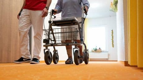 Versicherungen: Pflegekosten steigen, doch Deutsche sorgen kaum privat vor