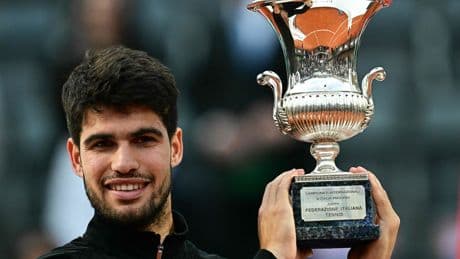 Alcaraz es de mármol: derrota otra vez a Sinner, levanta el título en Roma y marca el camino para Roland Garros