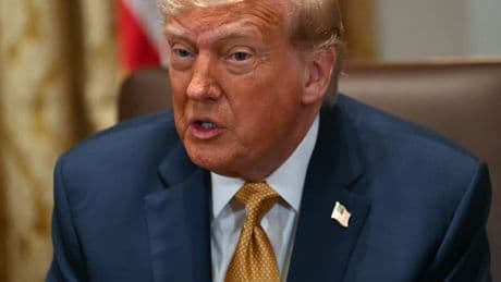 Donald Trump menace les alliés de la Russie de droits de douane de 100% sans accord sur l'Ukraine d'ici 50 jours
