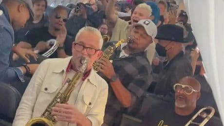 Una banda de jazz da un concierto en un avión que llevaba retraso de camino a Idaho, gracias a una azafata