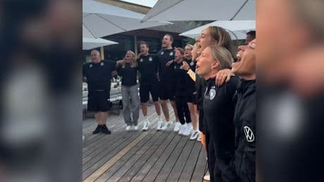 Geheimer Team-Abend geht viral - Schlagerstar feiert plötzlich mit DFB-Frauen