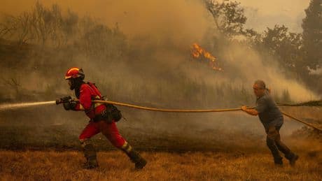 Con la UME en la zona cero del incendio de Orense: "Este fuego es traicionero. El viento cambia y en nada lo tienes a tu espalda"