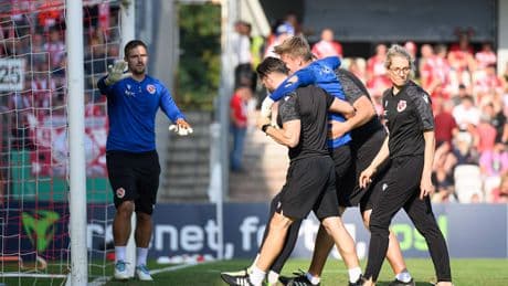 Es passierte beim Warmmachen - Cottbus-Torwart vor Anpfiff schwer verletzt