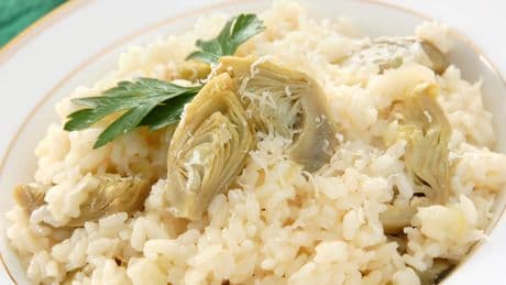 Sabroso arroz con alcachofas y jamón: una receta barata, sencilla y muy rica