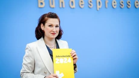 Antidiskriminierungsbeauftragte: „Massives Problem mit Rassismus und Sexismus“