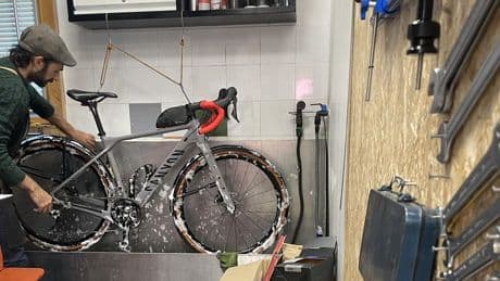 “La bici parece que aguanta todo, pero el verano pasa factura”: cómo proteger tu bicicleta del calor extremo