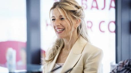 Yolanda Díaz sorprende con el conjunto de Zara con chaleco de hombros al aire más elegante y veraniego