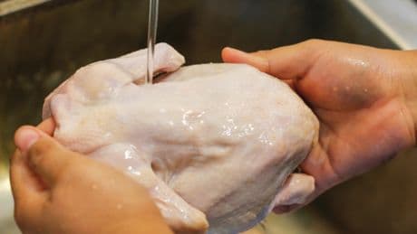 Küche: Warum Sie Fleisch vor dem Braten nicht abwaschen sollten