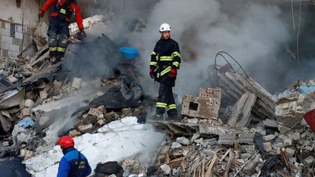 Krieg in der Ukraine: Massive Attacken auf Kiew, Menschen unter Trümmern vermutet
