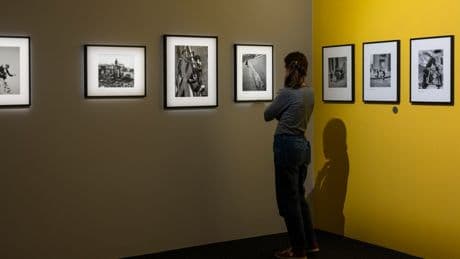 « Robert Doisneau : Instants donnés » au Musée Maillol : traversée en noir et blanc de l’univers d’un photographe amusé