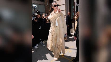 Anne Hathaway: Wow-Auftritt in zerrissener Pailetten-Hose
