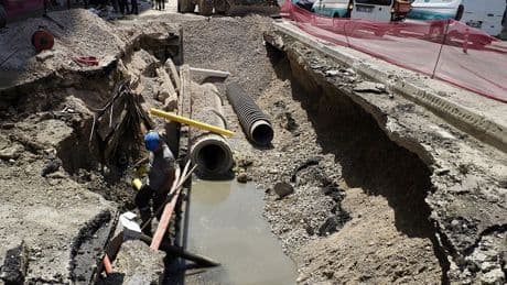 İzmir'de doğal gaz borusunda patlama: Cadde trafiğe kapatıldı