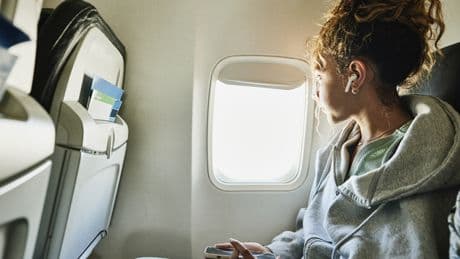 Gut schlafen über den Wolken? Diese Tricks helfen im Flugzeug wirklich