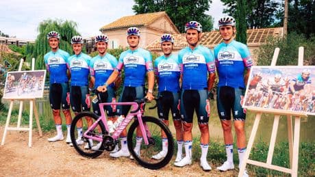 VIDEO Mathieu van der Poel en Alpecin-Deceuninck eren opa Raymond Poulidor in nieuw retrotenue: ’Merci Poupou’