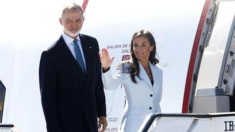 El elegante look de la reina Letizia para emprender viaje a Egipto: un traje blanco con un significado muy especial