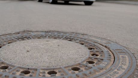 Prozesse: Gemeinde muss Schmerzensgeld wegen Gullydeckel-Sturz zahlen