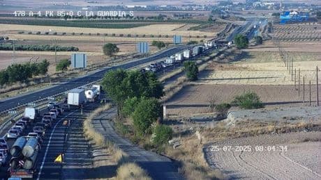 El incendio de un camión obliga a cortar la autovía A-4 en la provincia de Toledo: una persona ha fallecido