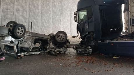 TIR ile otomobil çarpıştı: 3 ölü, 5 yaralı