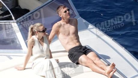 Olmo y su pareja desconectan en la costa italiana