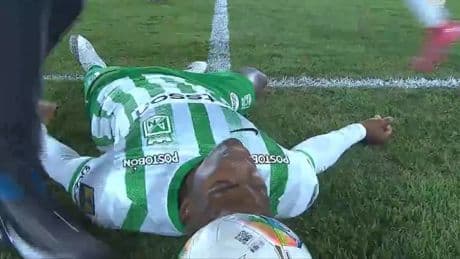 Susto tremendo en la liga colombiana: el futbolista Andrés Román desata la angustia al desplomarse en mitad de un partido