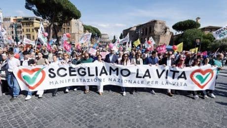 Piazza per la Vita a Roma: Allarme di Fontana: “Serve una svolta contro il declino demografico”