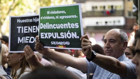 Cánticos de "fuera menas" frente al centro de Hortaleza del que salió el violador de una niña: los vecinos, enfrentados por el caso