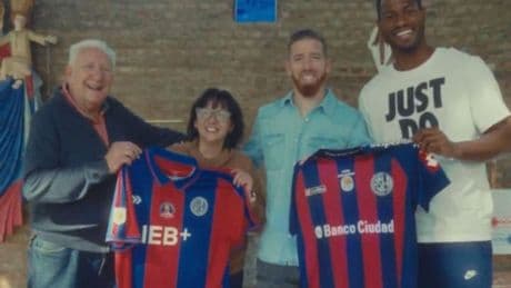 El homenaje de Muniain al Papa Francisco en representación de San Lorenzo