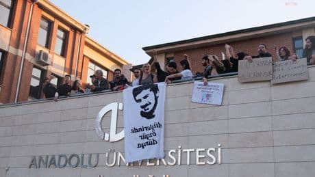 Eskişehir’de öğrenciler Ali İsmail Korkmaz’ın fotoğrafını rektörlük binasına astı
